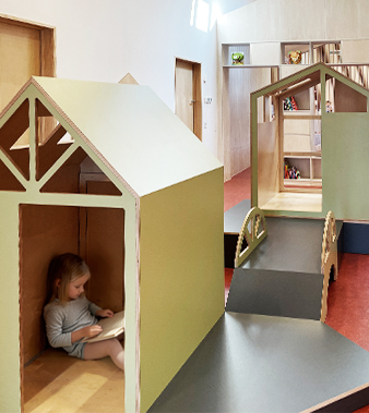 legelandskab med pige_medium-portrait_redigeret SOB.jpg