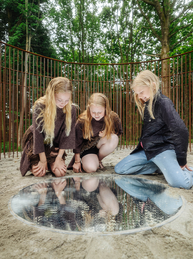 05_Spejlbillede_Egtvedpigens Verden_ULN_2024_013.jpg