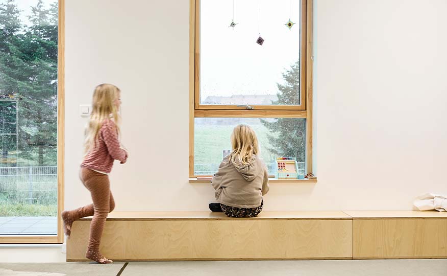 04-bygholm-bakker-daginstitution-interior-bænk-ved-vindue.jpg