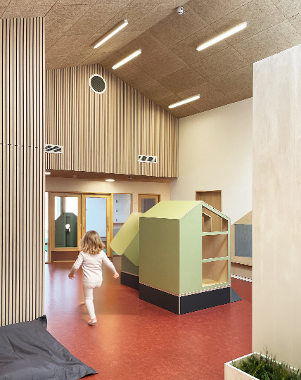 legerum med pige_medium-portrait_redigeret SOB.jpg